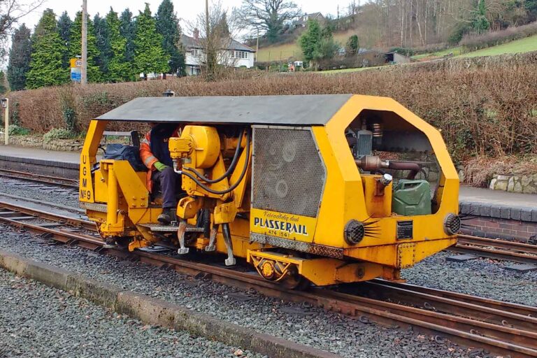 Locomotives - Tamper UGM No. 9